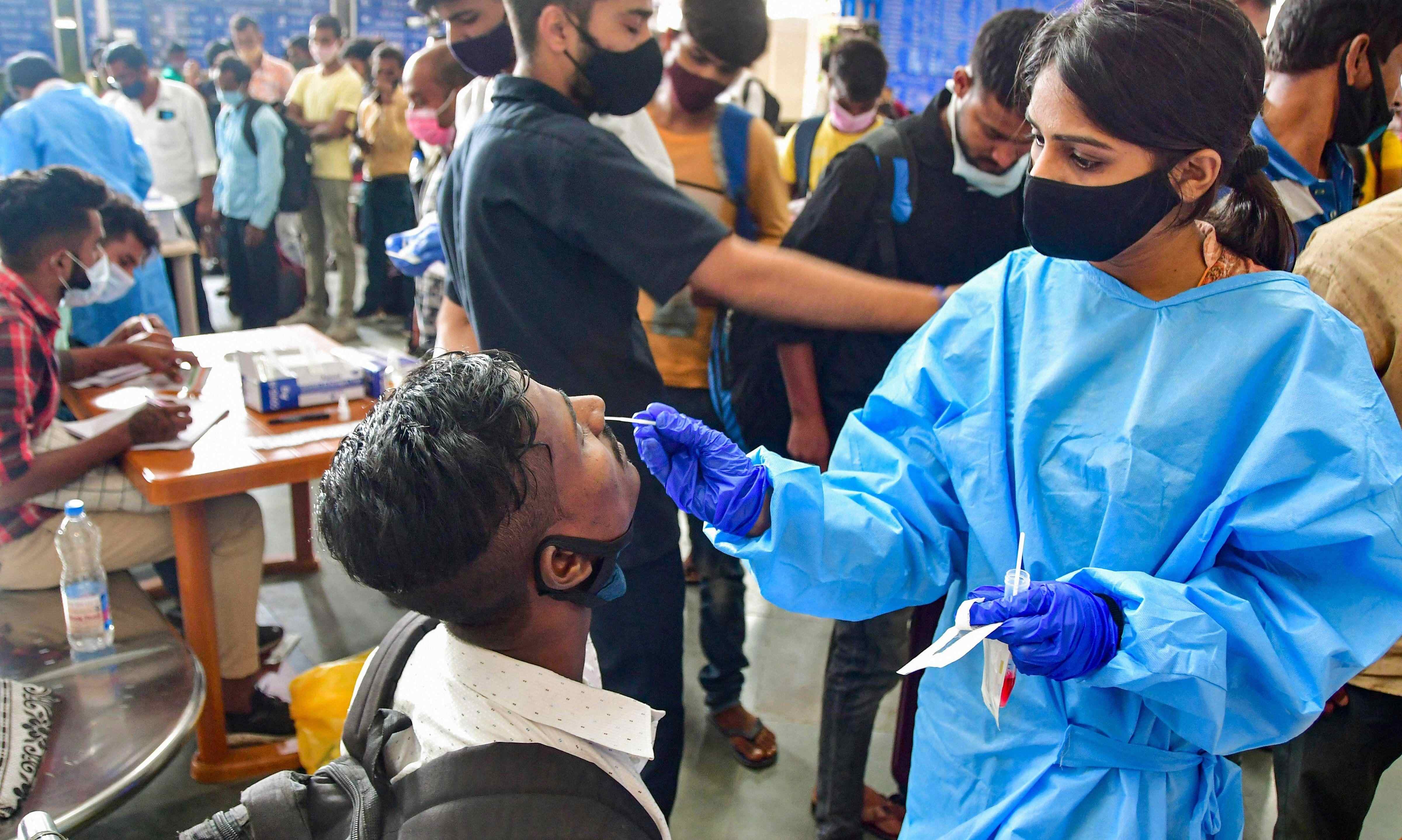 दिल्ली में कोरोना संक्रमण का महाविस्फोट, 24 घंटों में 4 हजार से अधिक संक्रमित मिले