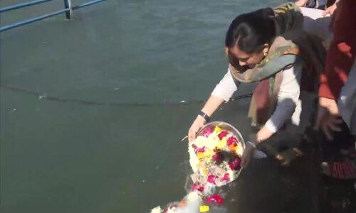 बेटियों ने हरिद्वार में दी माता-पिता को अंतिम विदाई, CDS रावत और पत्नी की अस्थियां विसर्जित