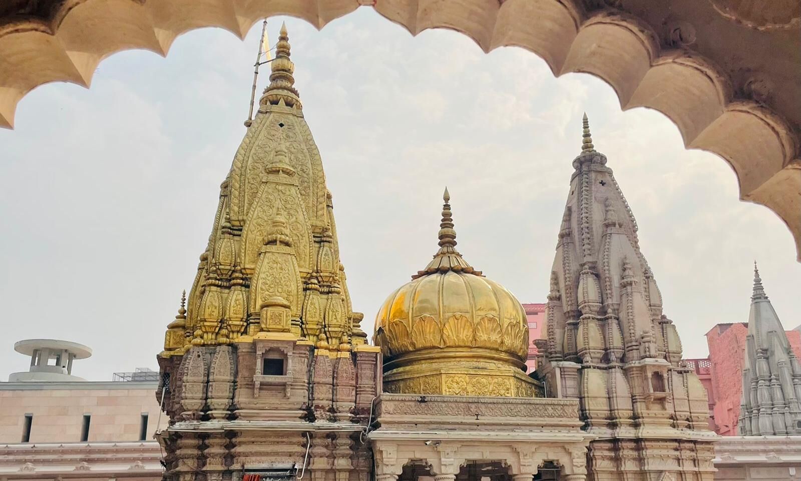 फूलों से सजा काशी विश्वनाथ का धाम, प्रधानमंत्री कल खास मुहूर्त में करेंगे लोकार्पण