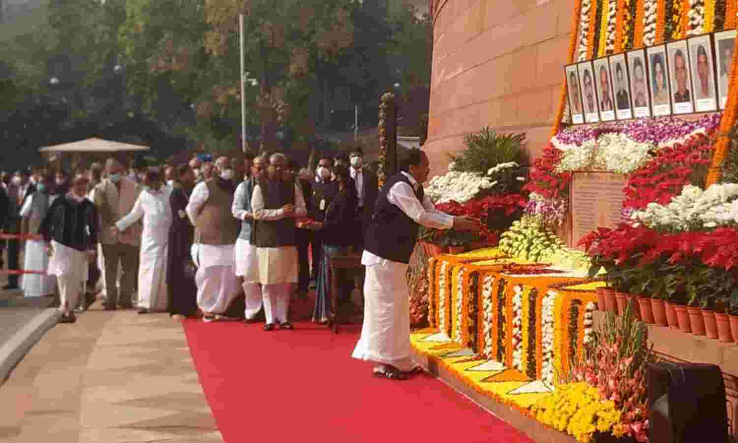 राष्ट्रपति, उपराष्ट्रपति और प्रधानमंत्री ने संसद हमले के शहीदों को किया नमन