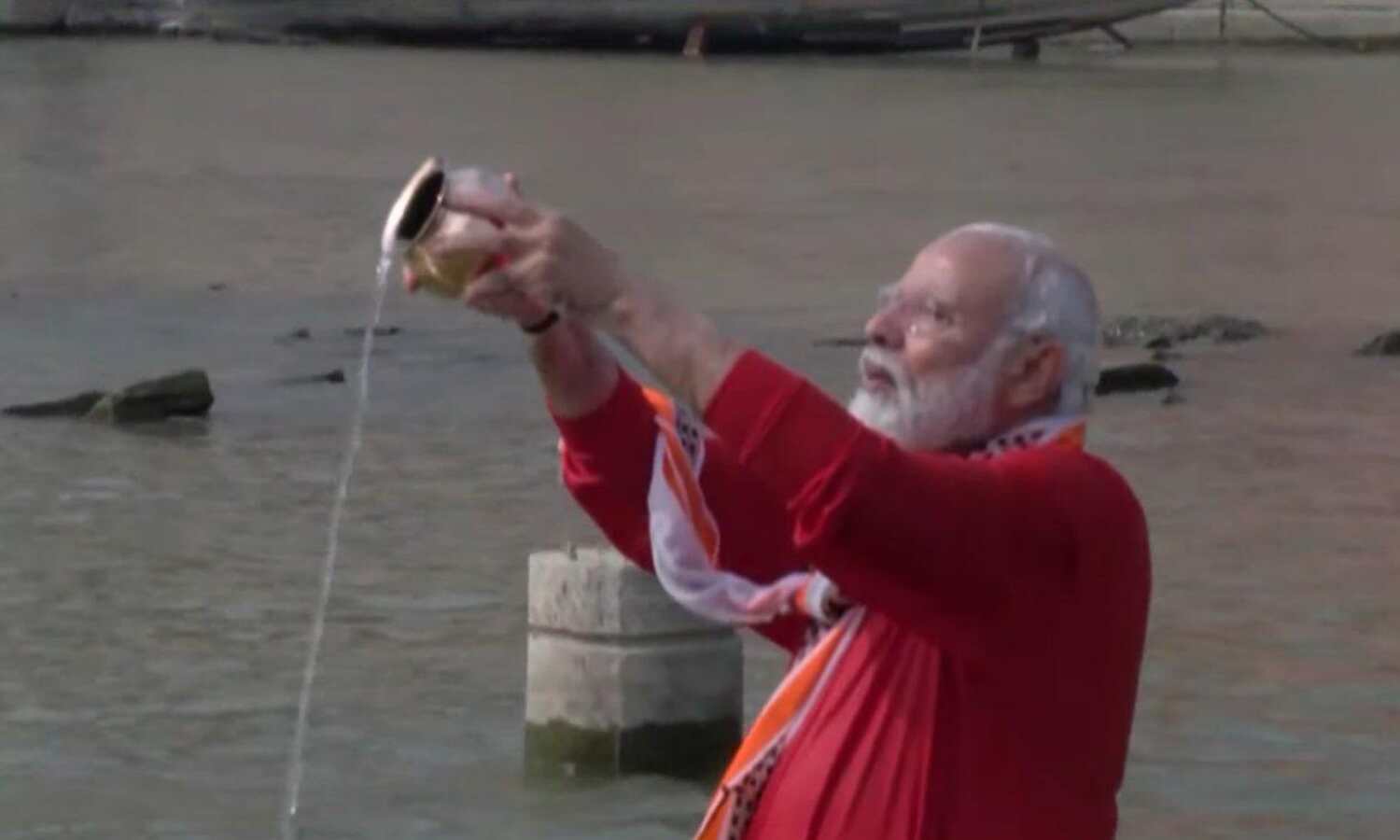 प्रधानमंत्री ने गंगा में लगाई डुबकी, लिया जल, बाबा भोलेनाथ का किया अभिषेक