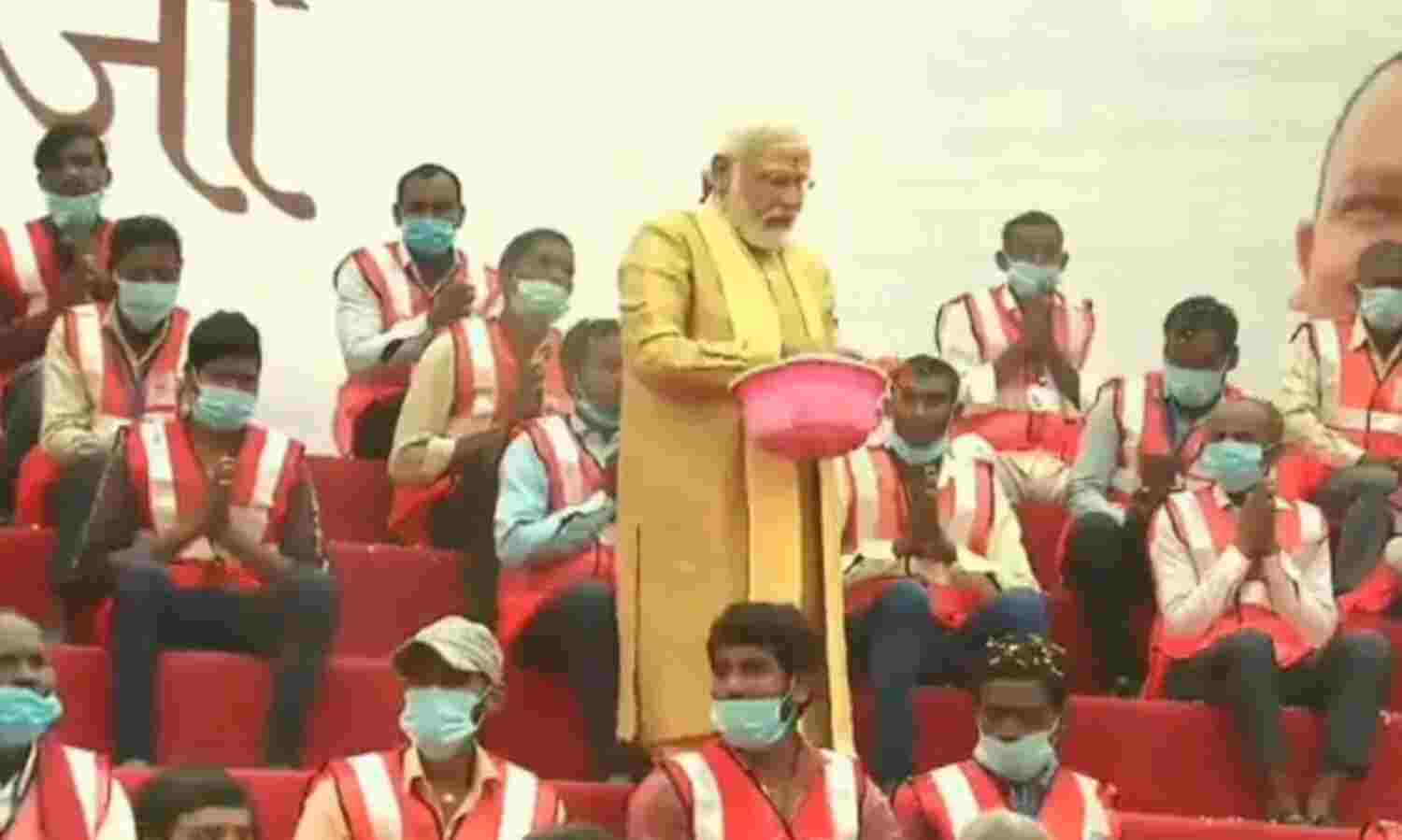 प्रधानमंत्री ने विश्वनाथ धाम जीर्णोद्धार करने वाले श्रमिकों पर की फूलों की बारिश