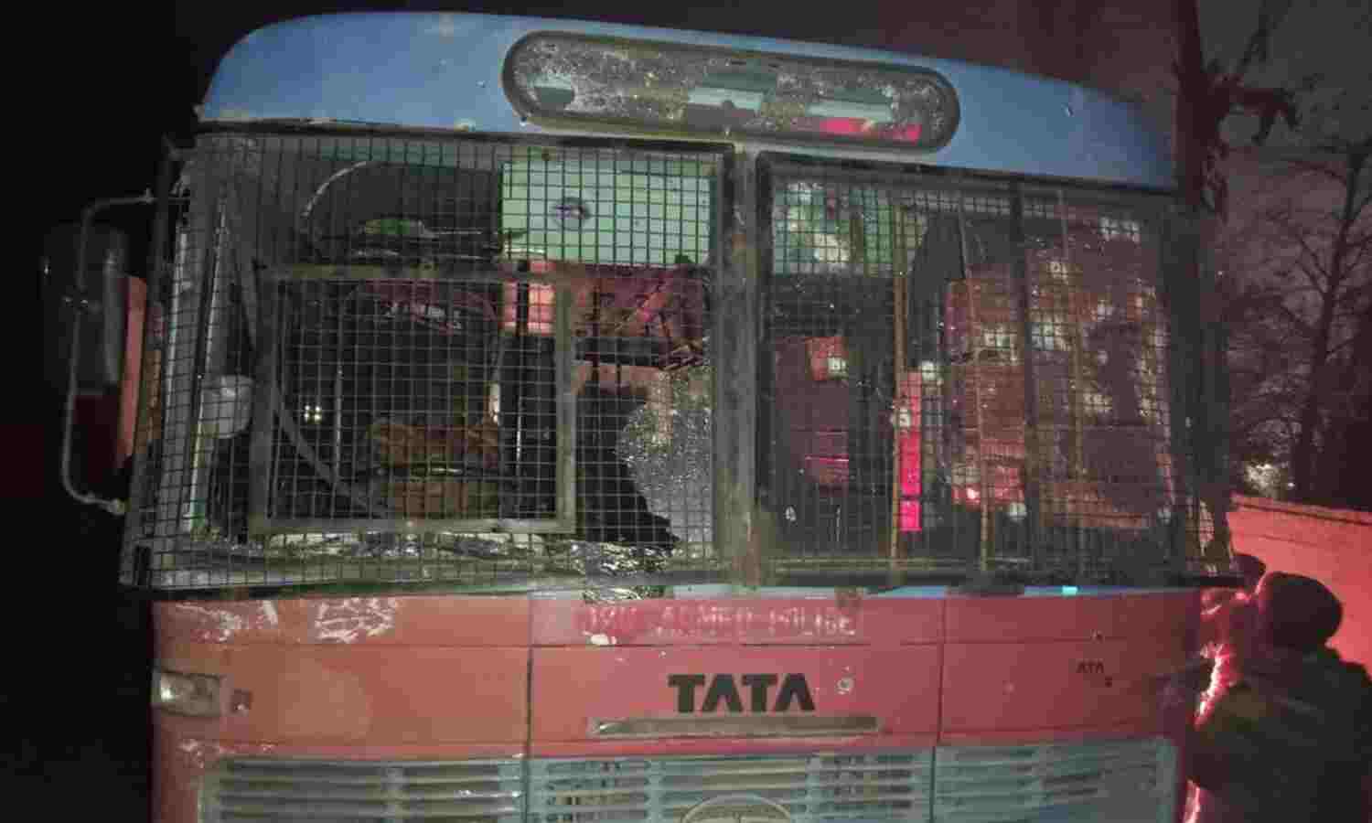 श्रीनगर में पुलिस बस पर आतंकी हमला, 3 शहीद, 14 पुलिसकर्मी घायल