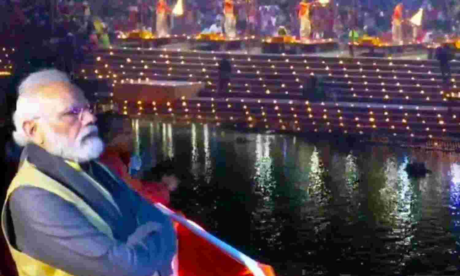 प्रधानमंत्री मोदी हुए गंगा आरती में शामिल, जल विहार कर देखा शिव दीपोत्सव