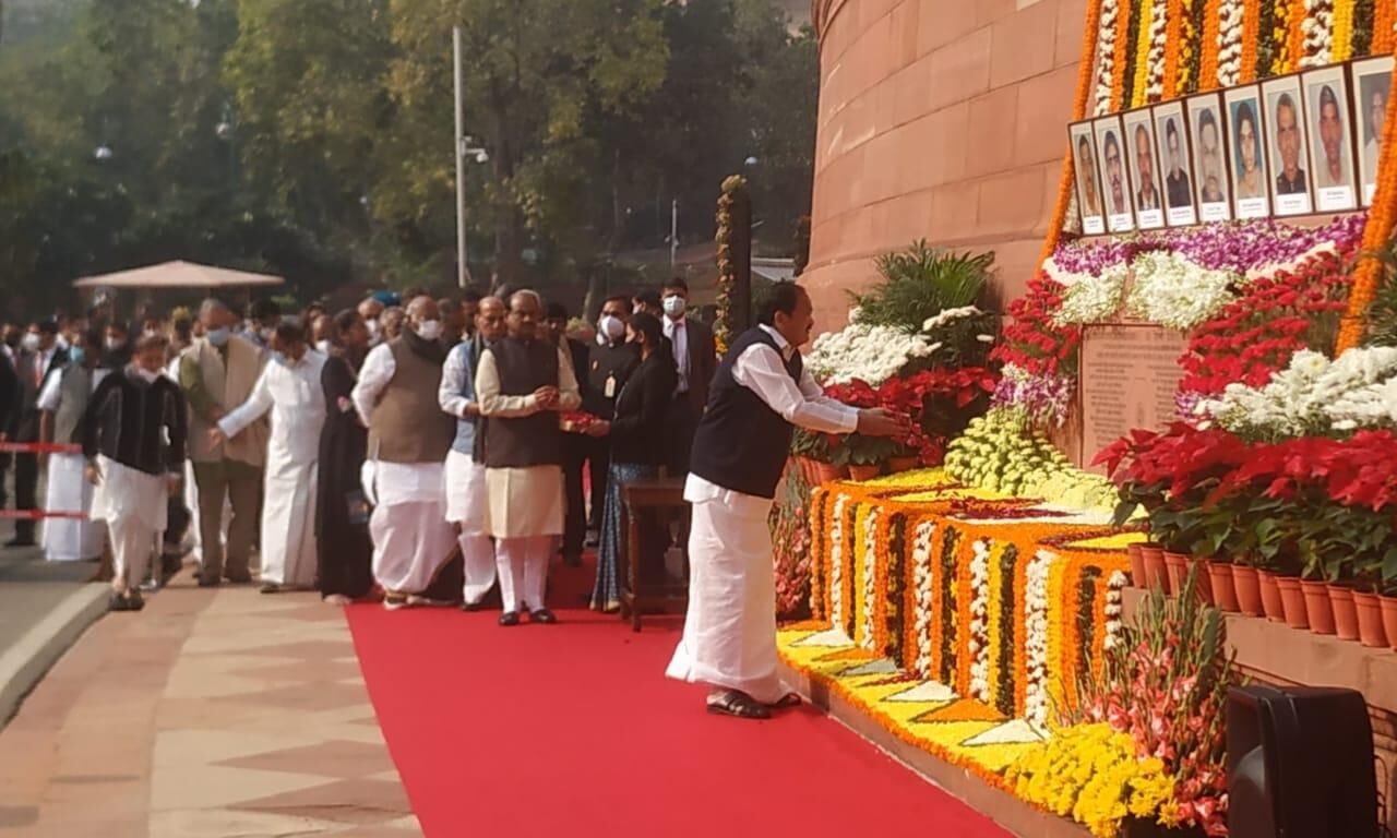 राष्ट्रपति, उपराष्ट्रपति और प्रधानमंत्री ने संसद हमले के शहीदों को किया नमन