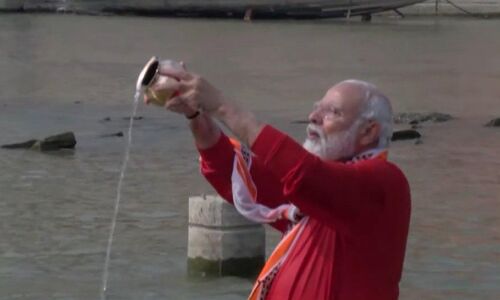 प्रधानमंत्री ने गंगा में लगाई डुबकी, लिया जल, बाबा भोलेनाथ का किया अभिषेक