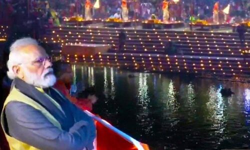 प्रधानमंत्री मोदी हुए गंगा आरती में शामिल, जल विहार कर देखा शिव दीपोत्सव