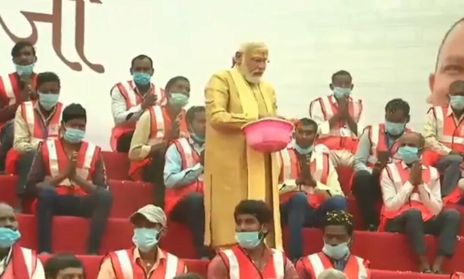 प्रधानमंत्री ने विश्वनाथ धाम जीर्णोद्धार करने वाले श्रमिकों पर की फूलों की बारिश प्रधानमंत्री ने विश्वनाथ धाम जीर्णोद्धार करने वाले श्रमिकों पर की फूलों की बारिश