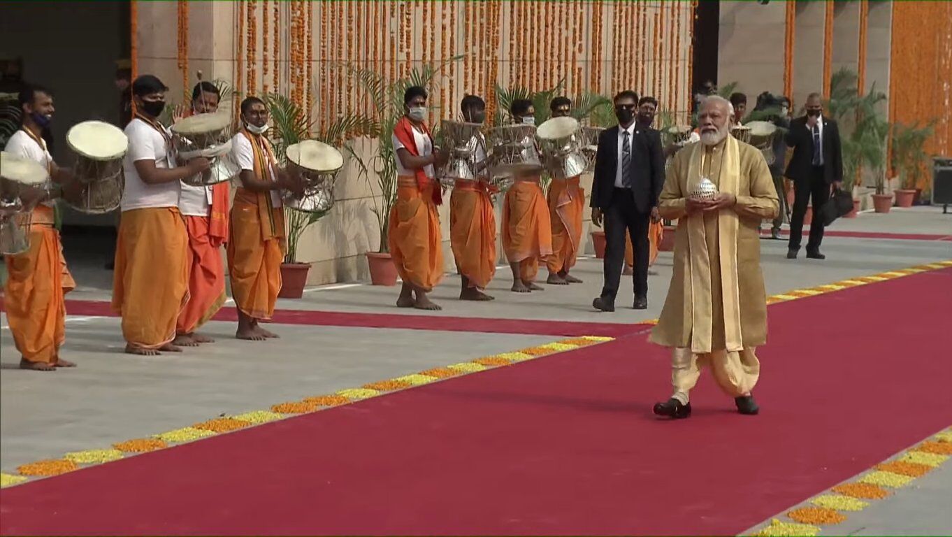 प्रधानमंत्री मोदी ने देश को सौंपा भव्य विश्वनाथ धाम, देखें तस्वीरें