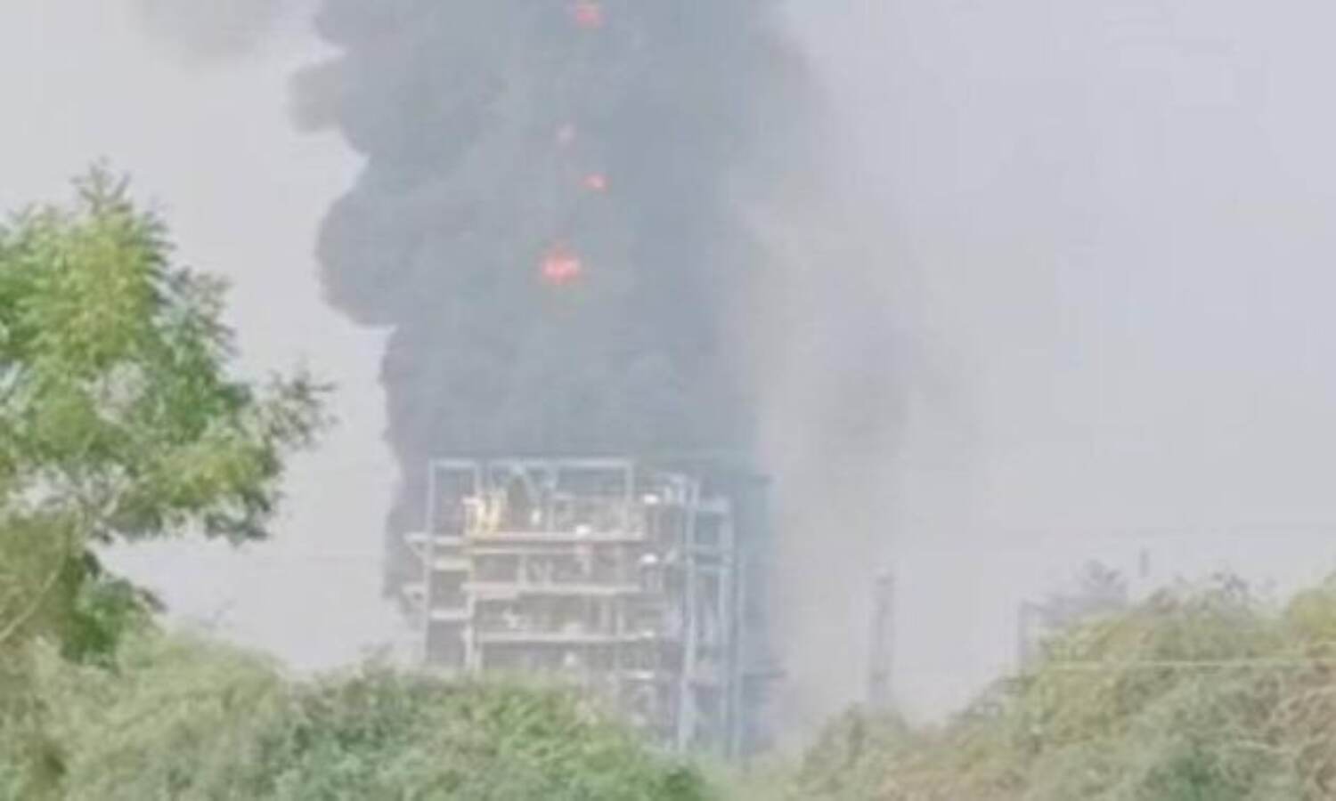 गुजरात की केमिकल फैक्ट्री में धमाके से लगी आग, 2 मजदूरों की मौत, कई घायल