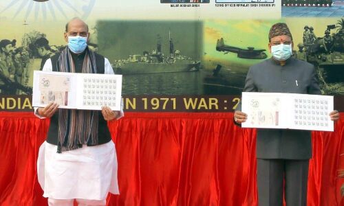 रक्षा मंत्री ने जारी किया स्वर्णिम विजय वर्ष डाक टिकट, शहीदों को दी श्रद्धांजलि