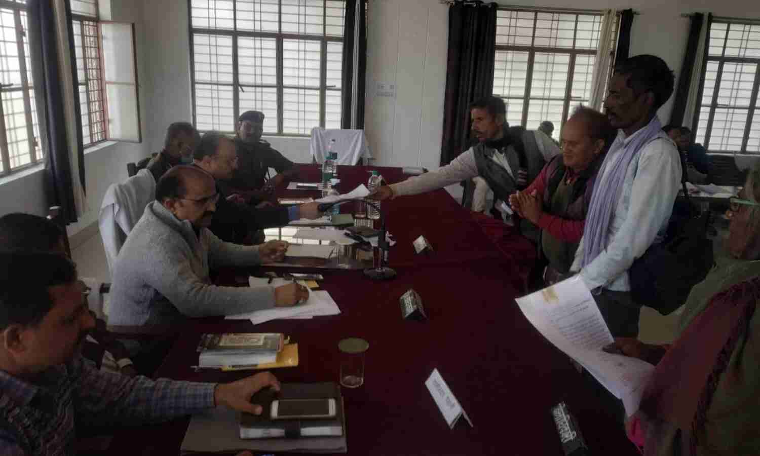 बांदा : जिला अधिकारियों ने सुनी जनता की समस्याएं, मौके पर की कार्रवाई बांदा : जिला अधिकारियों ने सुनी जनता की समस्याएं, मौके पर की कार्रवाई