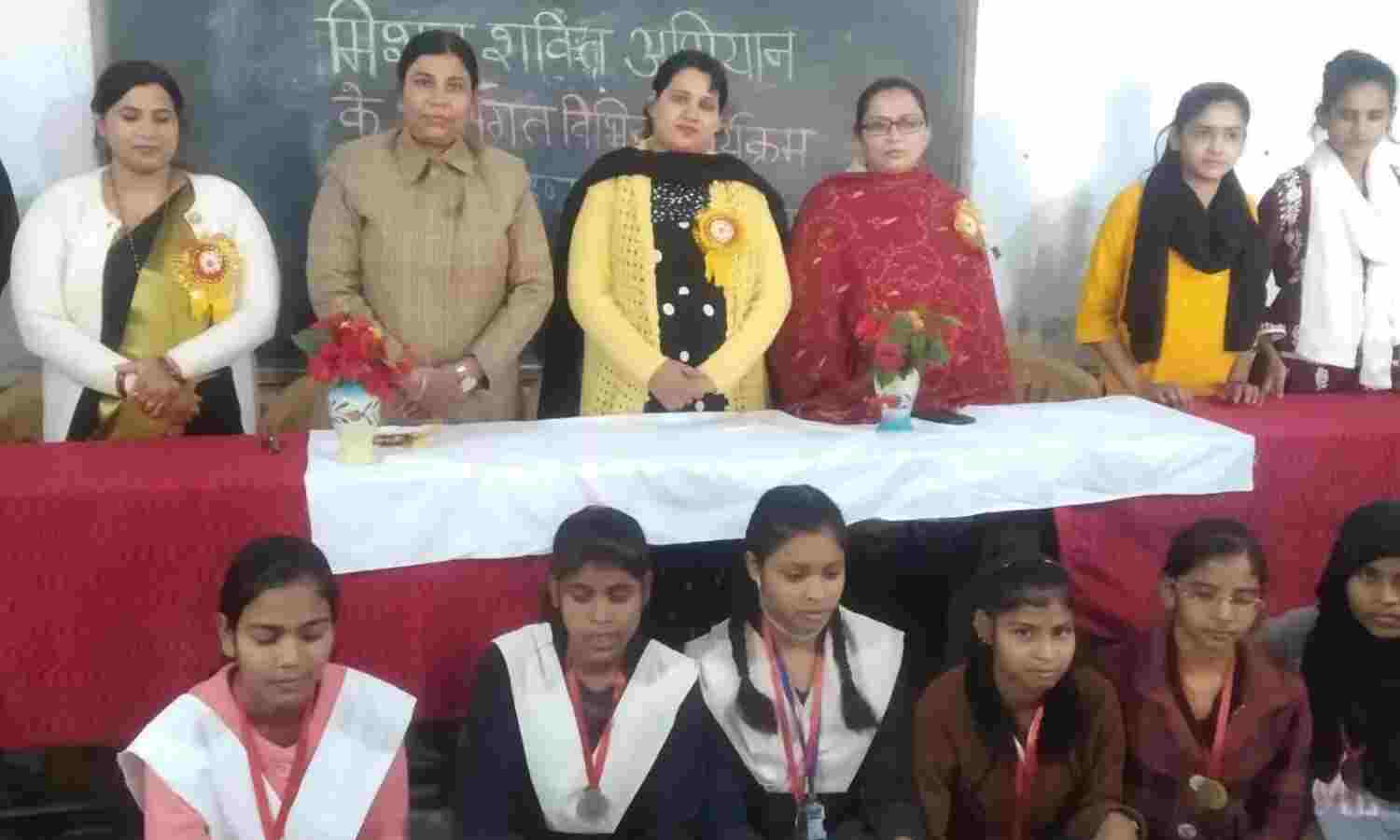 बांदा : छात्राओं को दी गई रोजगार की जानकारी, कला के क्षेत्र में बताए अवसर बांदा : छात्राओं को दी गई रोजगार की जानकारी, कला के क्षेत्र में बताए अवसर