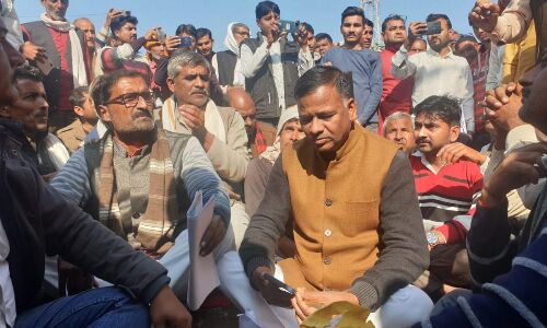 जसपुरा में लो वोल्टेज की समस्या से आमजन परेशान, पूर्व विधायक के साथ किया चक्का जाम जसपुरा में लो वोल्टेज की समस्या से आमजन परेशान, पूर्व विधायक के साथ किया चक्का जाम