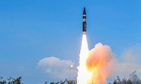 अग्नि श्रृंखला की परमाणु क्षमता वाली मिसाइल का परिक्षण सफल, 2000 किमी तक करेगी मार