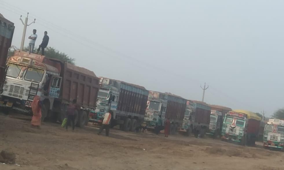 खनिज अधिकारी की टीम ने खदान में ओवरलोड ट्रक पकड़े