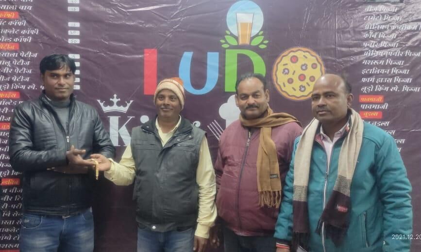 ईमानदारी की मिसाल लौटाया खोया हुआ तीन तौले का सोने का ब्रेसलेट ईमानदारी की मिसाल लौटाया खोया हुआ तीन तौले का सोने का ब्रेसलेट