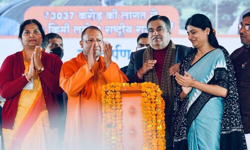 केंद्रीय मंत्री नितिन गड़करी पहुंचे जौनपुर, कहा- योगी ने उप्र को विकास की राह पर लाए