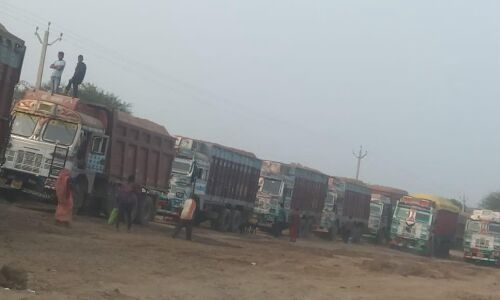 खनिज अधिकारी की टीम ने खदान में ओवरलोड ट्रक पकड़े