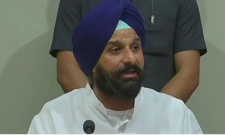 SAD विधायक मजीठिया की बढ़ी मुश्किलें, गृह मंत्रालय ने जारी किया  लुक आउट नोटिस