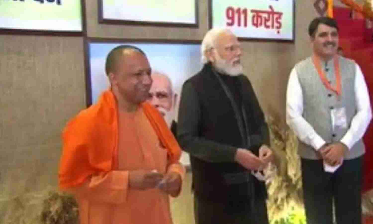 प्रधानमंत्री मोदी पहुंचे वाराणसी, अमूल प्लांट के मॉडल का किया अवलोकन