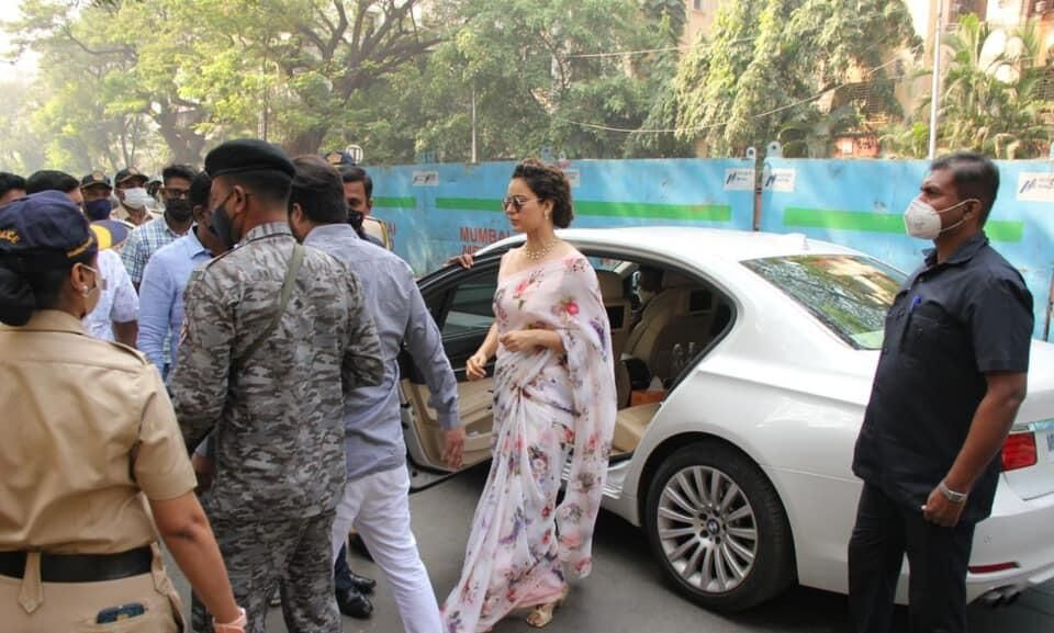 कंगना रनौत मुंबई पुलिस के सामने हुई पेश, सफेद साड़ी और काला चश्मा पहनकर पहुंची थाने