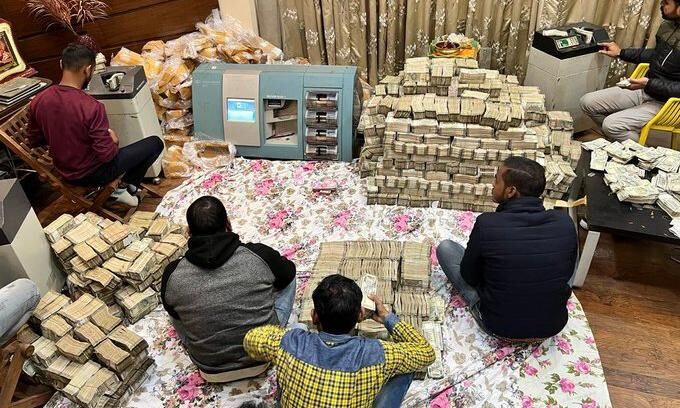 समाजवादी इत्र बनाने वाला निकला धन कुबेर, रकम गिनने के लिए लगी कई मशीनें