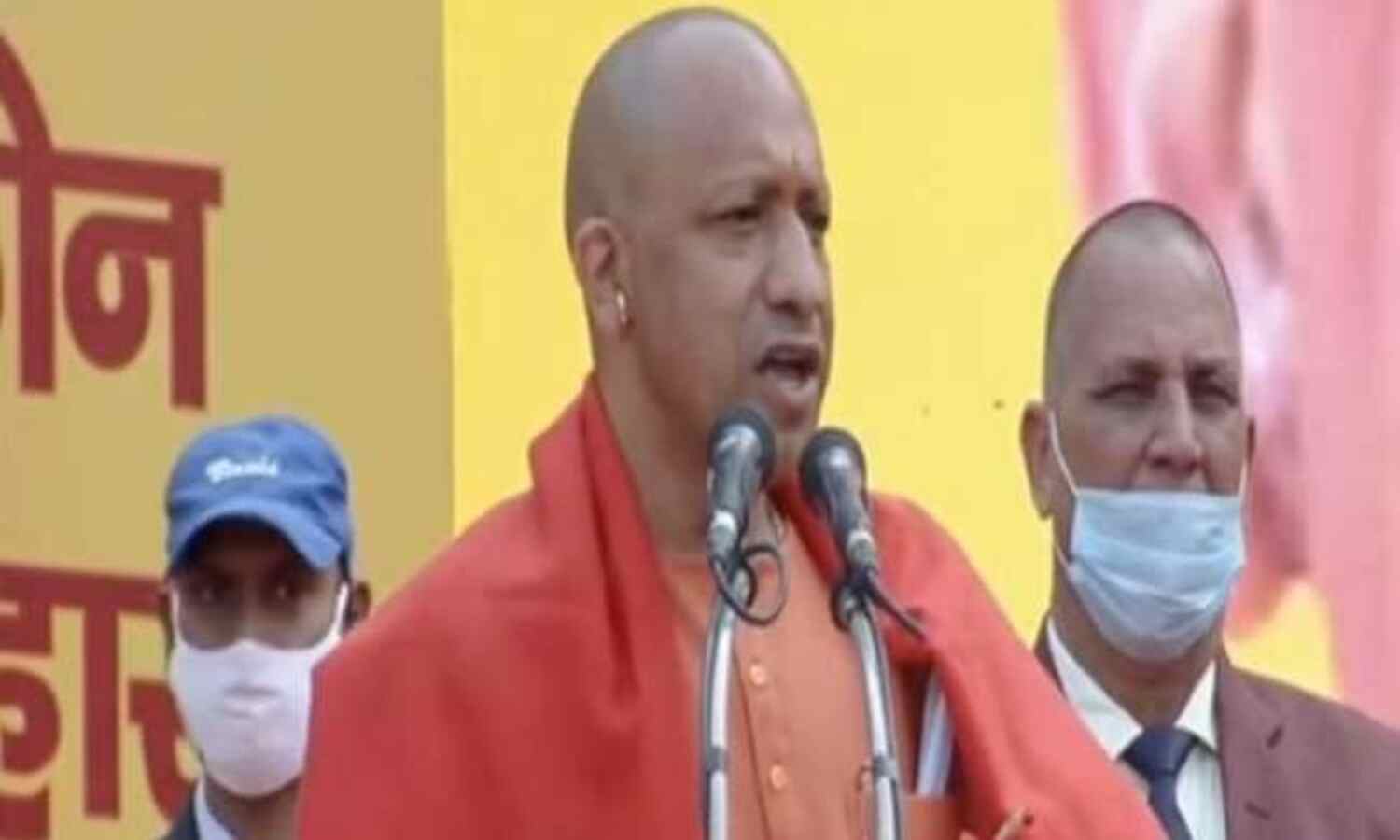 मुख्यमंत्री योगी का चुनाव से पहले छात्रों को तोहफा, बांटे टैबलेट-स्मार्टफोन