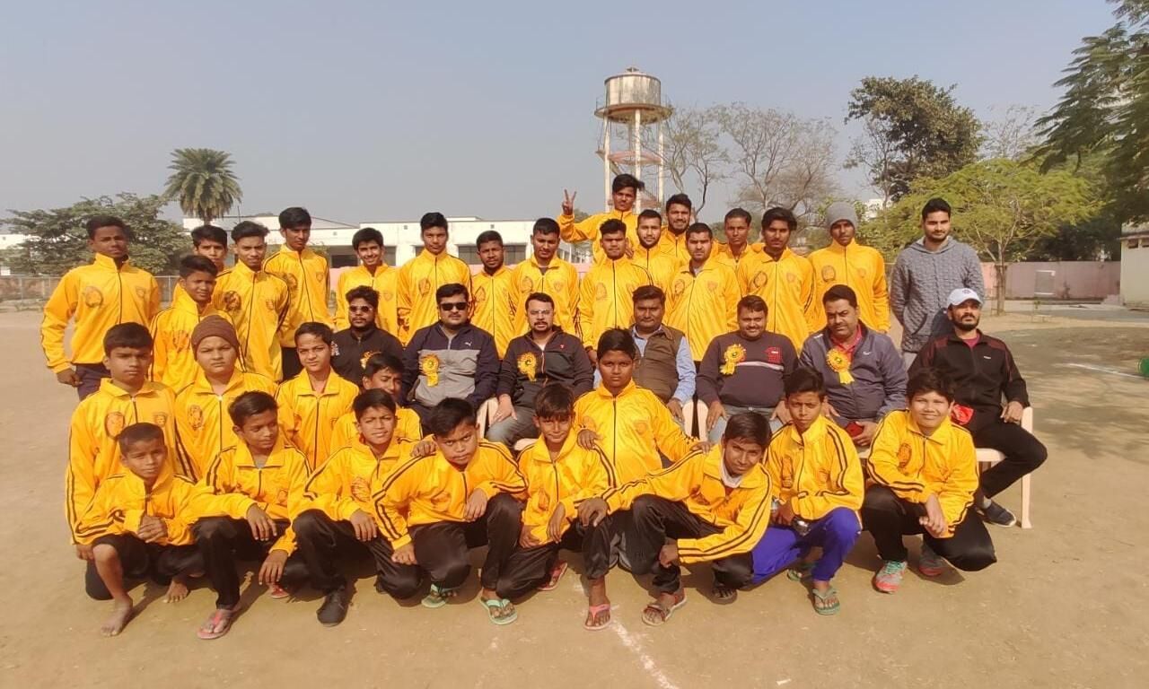 स्टेडियम में फुटबॉल खिलाड़ियों को बांटे गए ट्रैकसूट स्टेडियम में फुटबॉल खिलाड़ियों को बांटे गए ट्रैकसूट