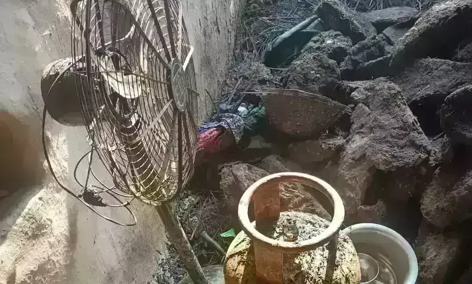 नांदादेव में गरीब की गृहस्थी राख नहीं पहुंचा लेखपाल