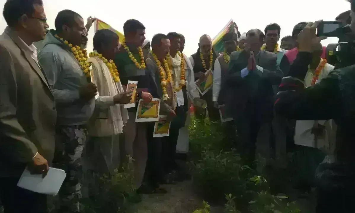 मंडलायुक्त ने तालाबों का स्थलीय निरीक्षण कर किसानों को दिया प्रशस्ति पत्र