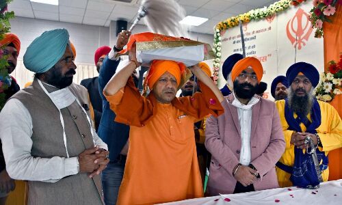 सिख गुरु परम्परा कार्यक्रम हर हिंदू परिवारों में होना चाहिए : आदित्यनाथ