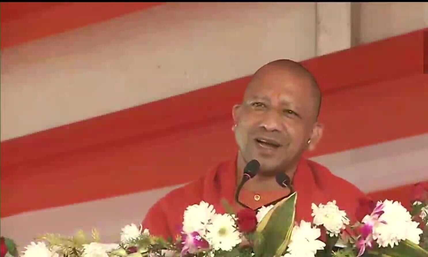 योगी आदित्यनाथ का सपा पर निशाना, कहा- जनता के पैसे नेताओं की दिवार से निकल रहे