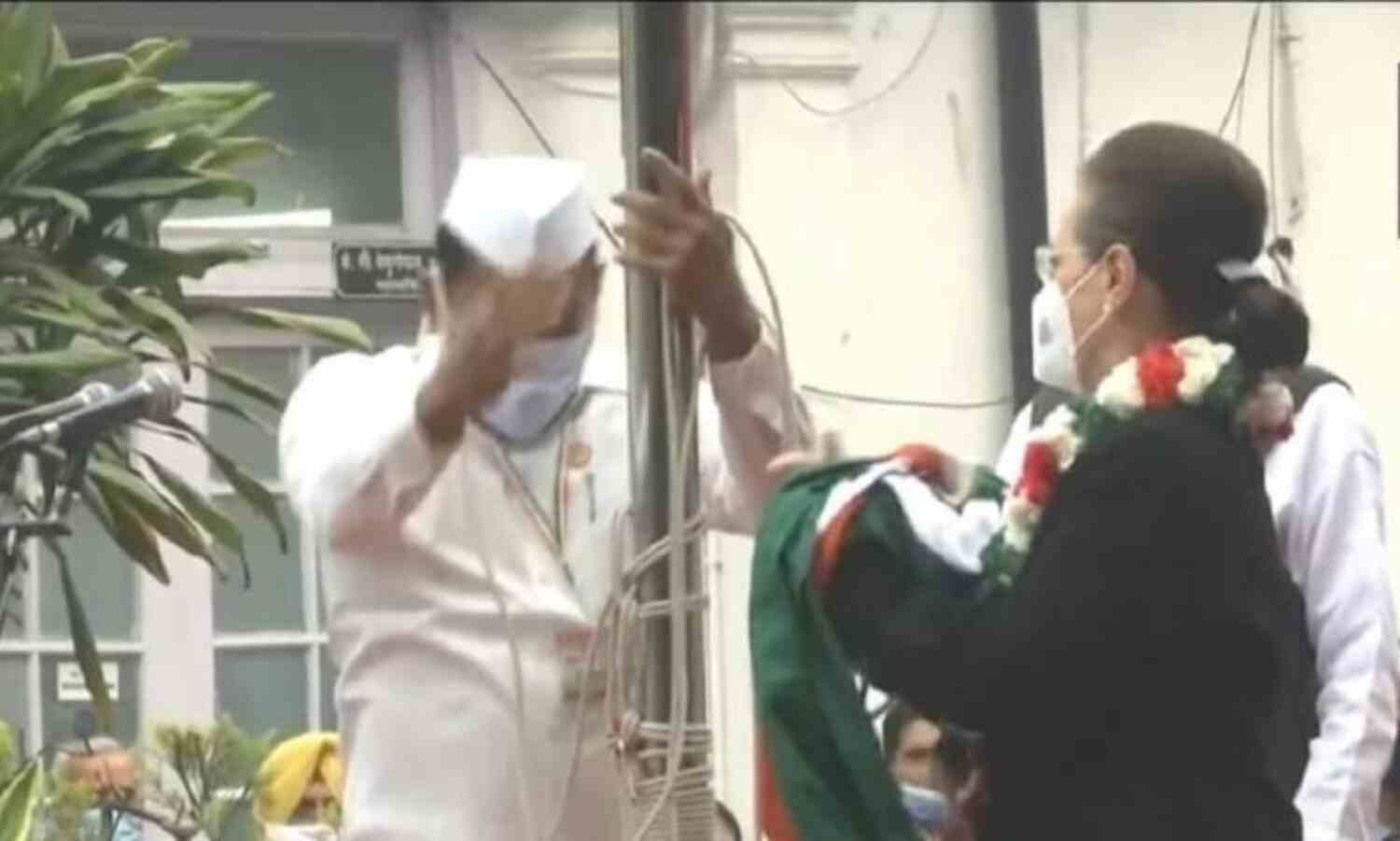 सोनिया गांधी की उपस्थिति में फहरने से पहले गिरा कांग्रेस का झंडा, देखें वीडियो