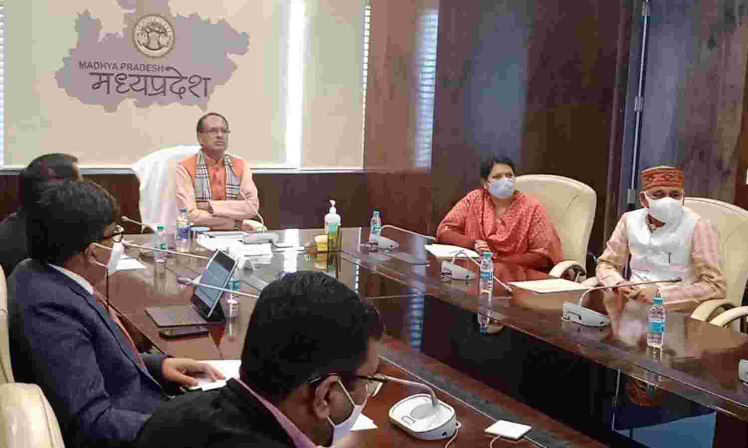 मुख्यमंत्री चौहान ने की कोरोना हालातों की समीक्षा, अधिकारियों को दिए निर्देश