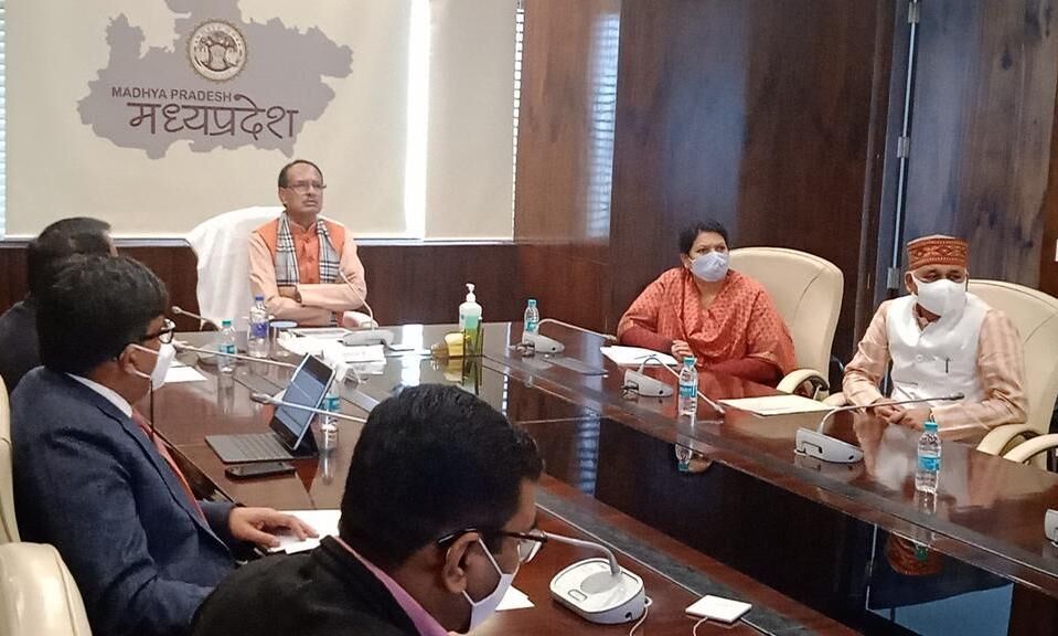 मुख्यमंत्री चौहान ने की कोरोना हालातों की समीक्षा, अधिकारियों को दिए निर्देश