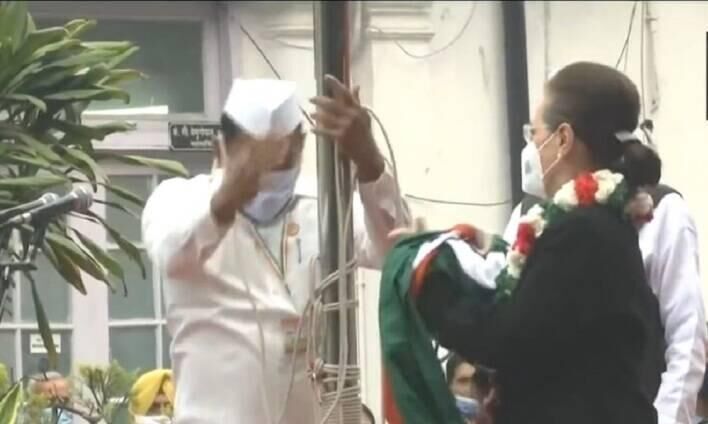 सोनिया गांधी की उपस्थिति में फहरने से पहले गिरा कांग्रेस का झंडा, देखें वीडियो