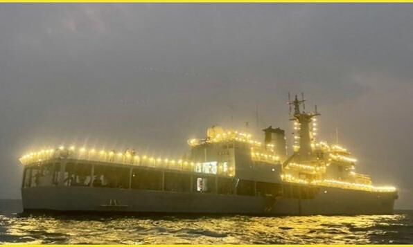 वाटर फेस्ट में नौसेना ने दिखाई भारत की ताकत, जहाजों ने रोशनी कर बंदरगाह को जगमगाया
