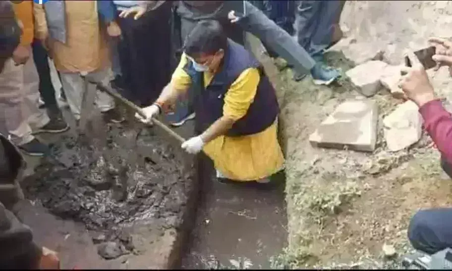 ऊर्जा मंत्री ने नाले में उतर कर की सफाई, कहा - स्वच्छता रखना हमारी जिम्मेदारी ऊर्जा मंत्री ने नाले में उतर कर की सफाई, कहा - स्वच्छता रखना हमारी जिम्मेदारी