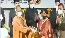 योगी आदित्यनाथ ने आशा बहुओं को बांटे मोबाइल, मानदेय बढ़ाने का किया एलान योगी आदित्यनाथ ने आशा बहुओं को बांटे मोबाइल, मानदेय बढ़ाने का किया एलान