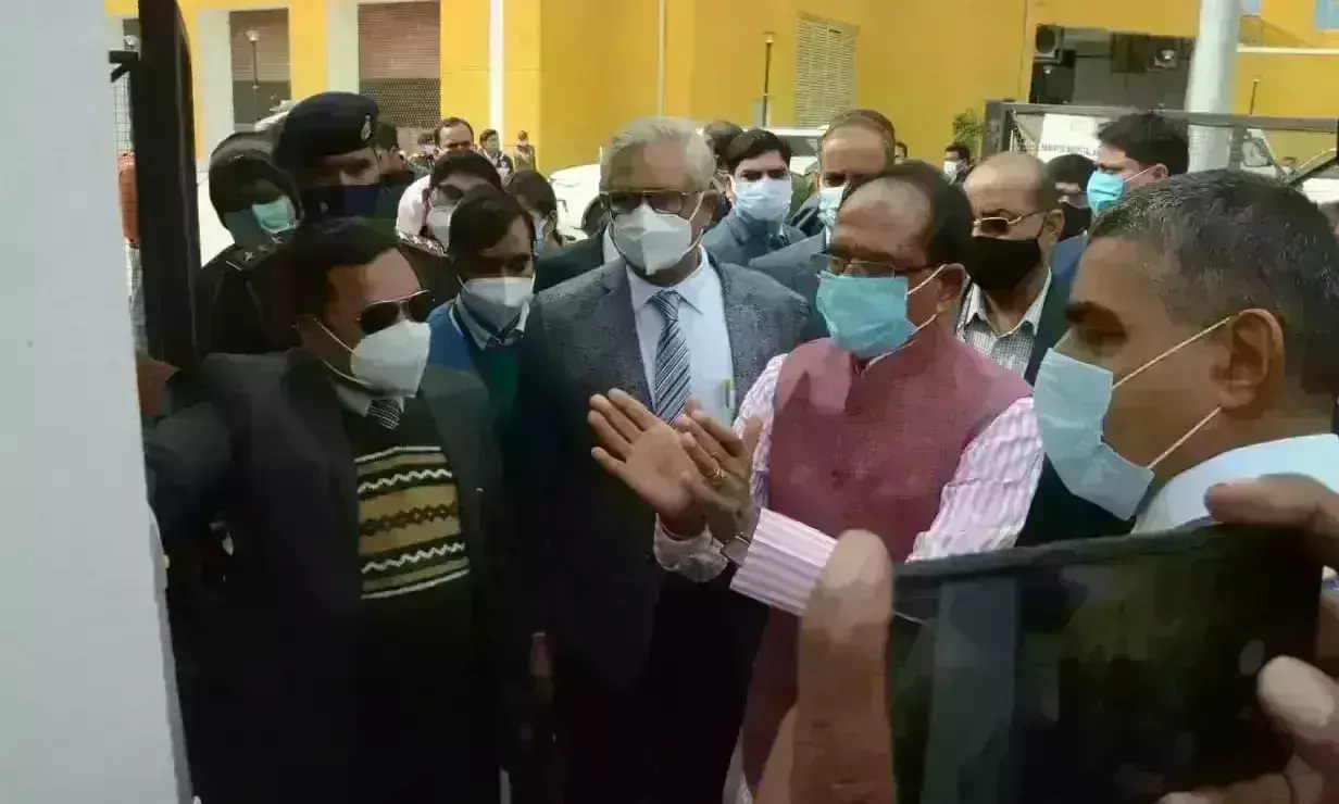 मुख्यमंत्री ने किया अस्पताल का निरिक्षण, जनता को ओमीक्रोन से सजग रहने का दिया संदेश