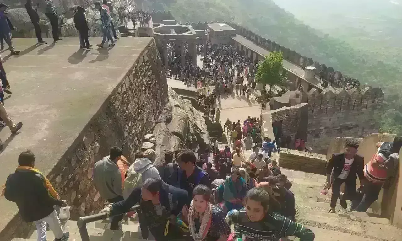 बांदा : दुर्ग में पेयजल के साथ जाम की रही समस्या बांदा : दुर्ग में पेयजल के साथ जाम की रही समस्या