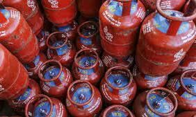 IOC ने दिया नए साल का तोहफा, LPG सिलेंडर की घटाई कीमतें, अब होगी इतनी... बचत IOC ने दिया नए साल का तोहफा, LPG सिलेंडर की घटाई कीमतें, अब होगी इतनी... बचत