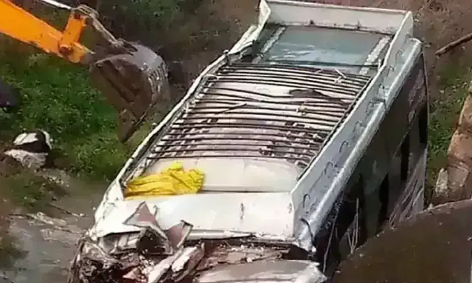 मप्र में यात्रियों से भरी बस नदी में गिरी, 3 यात्रियों की मौत, 25 घायल