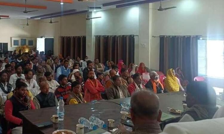 नरैनी में बीडीसी सदस्यों की बैठक में निर्माण कार्यों के जमा हुए प्रस्ताव