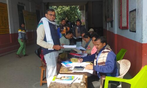 बांदा : कई जगह मतदान केंद्रों में दिनभर रही भीड़