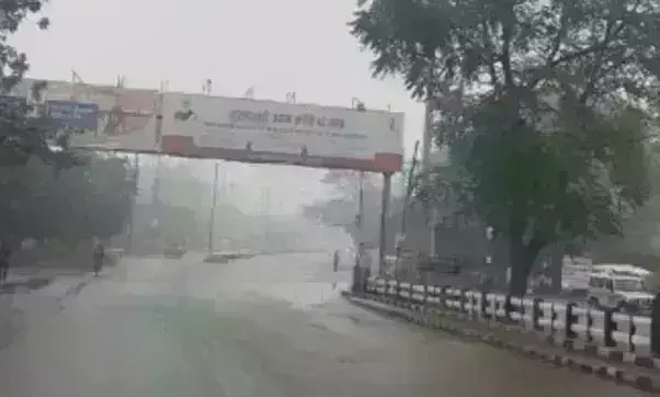 ग्वालियर में रिमझिम बारिश से बढ़ी ठंड, 14 डिग्री सेल्सियस पर ठिठका दिन का पारा