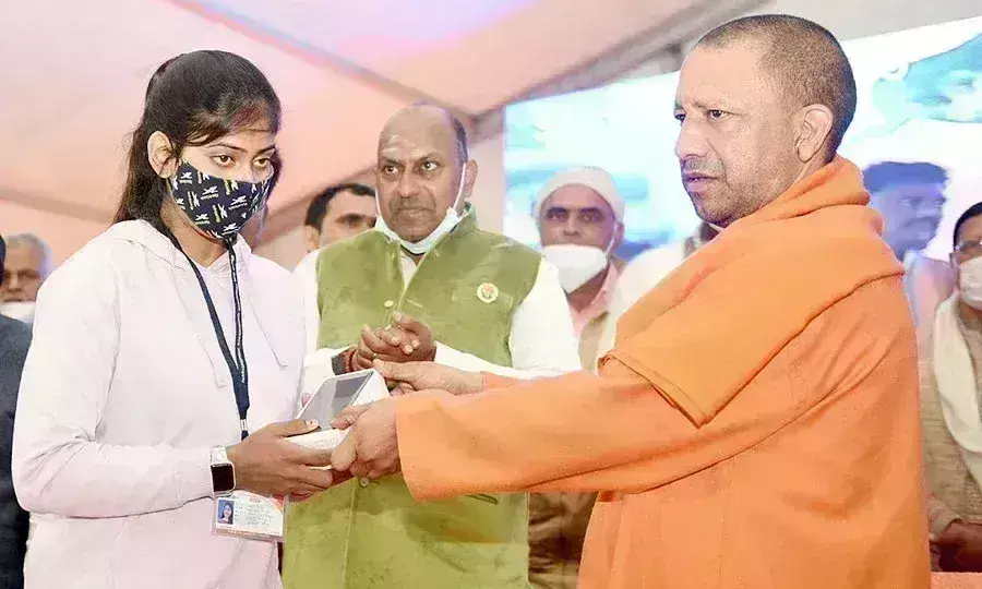 मुख्यमंत्री आदित्यनाथ का ऐलान, यूपी के एक करोड़ युवाओं को मिलेगा लैपटॉप