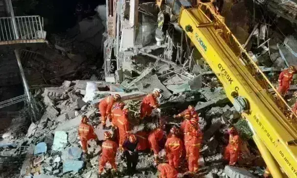 चीन में बड़ा हादसा : चोंगकिंग में गिरी इमारत, 20 लोग फंसे