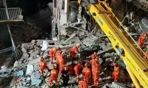 चीन में बड़ा हादसा : चोंगकिंग में गिरी इमारत, 20 लोग फंसे